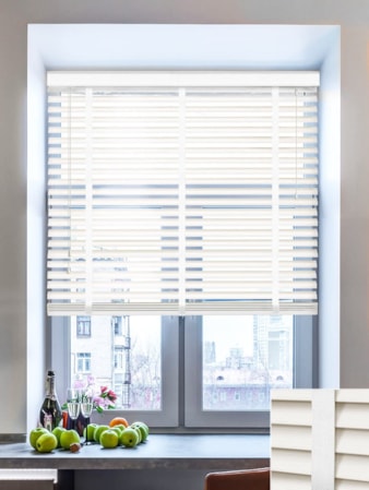 Clean White Wood Grain Faux Wood Venetian Blind With Tapes Clean White Wood Grain Faux Wood Venetian Blind With Tapes